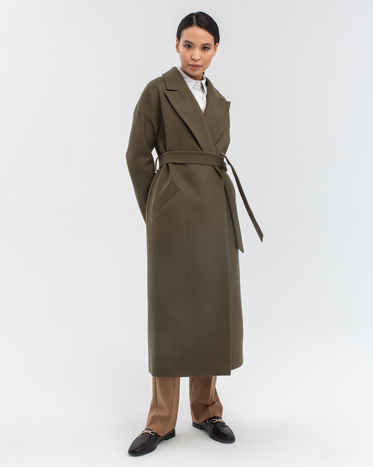 Пальто-халат длины maxi из плотной шерсти с кашемиром. Модель прямого силуэта с английским воротником.Пальто дополнено двумя вместительными карманами,без застежки с поясом из основного материала.