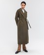 Пальто-халат длины maxi из плотной шерсти с кашемиром. Модель прямого силуэта с английским воротником.Пальто дополнено двумя вместительными карманами,без застежки с поясом из основного материала.