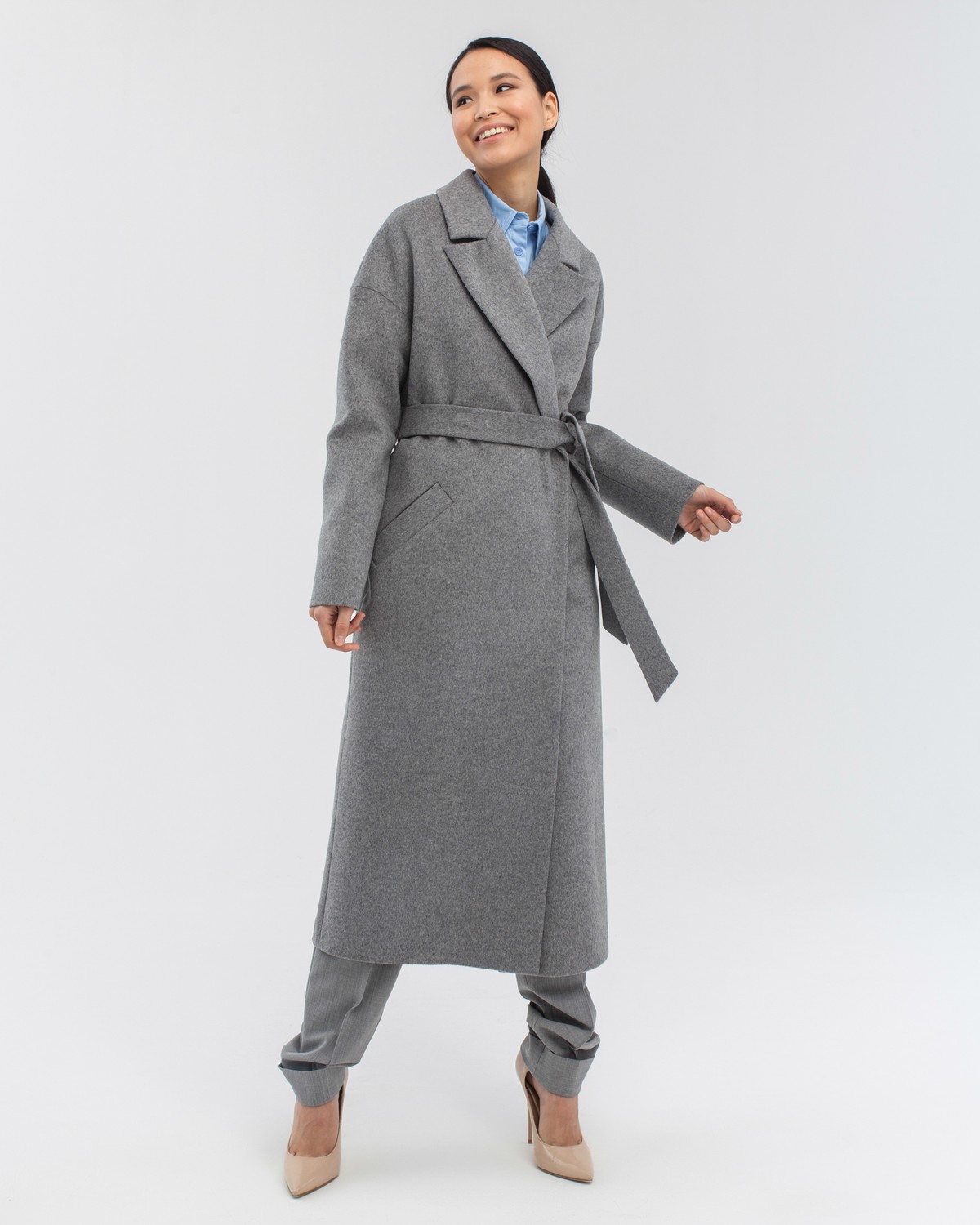 Пальто-халат длины maxi из плотной шерсти с кашемиром. Модель прямого силуэта с английским воротником.Пальто дополнено двумя вместительными карманами,без застежки с поясом из основного материала.