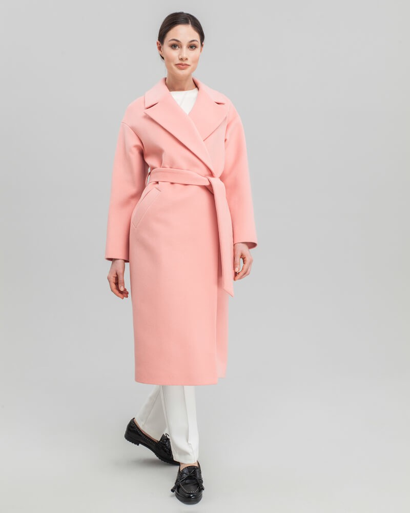 Пальто из плотной шерсти на подкладе. Модель прямого силуэтас английским воротником.Пальто дополнено двумя вместительными карманами,без застежки, с поясом из основного материала.

На модели размер XS