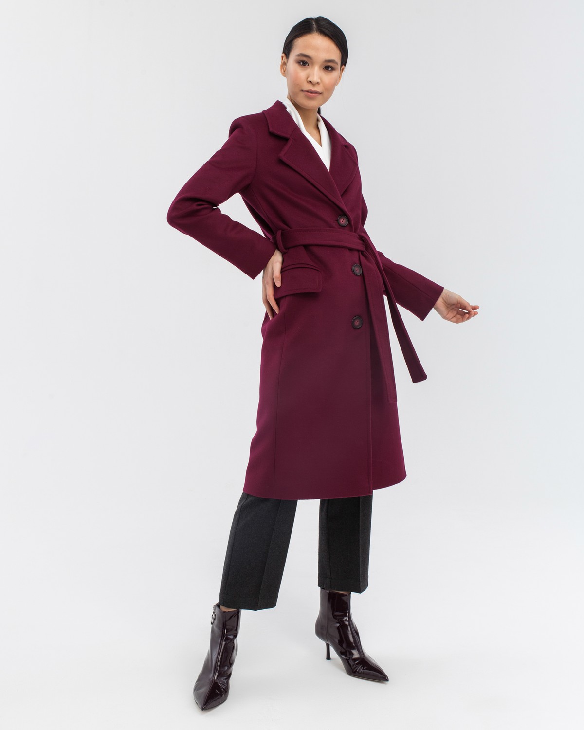 Пальто прямого силуэта Olivia, цвет: винный Allweneed Пальто из плотной шерсти на подкладке. Модель прямого силуэта санглийским воротником и классической линией плеча, застегивается на пуговицы, дополнено двумя вместительными карманами с клапаном и поясом в тон изделия. Модель средней длины хорошо смотрится как на миниатюрных, так и на высоких девушках.
На модели размер XS