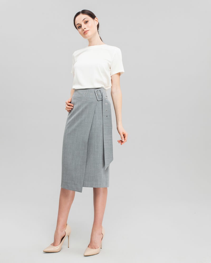 Юбка с запахом длины миди из костюмной шерстяной ткани дополнена длинным широким поясом с пряжкой. Рекомендуем сочетать данную юбку с любым пиджаком нашей коллекции.

На модели размер XS