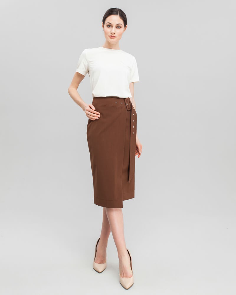 Юбка SK010, цвет: коричневый Allweneed Юбка с запахом длины миди из костюмной шерстяной ткани дополнена длинным широким поясом с пряжкой. Рекомендуем сочетать данную юбку с любым пиджаком нашей коллекции.
На модели размер XS