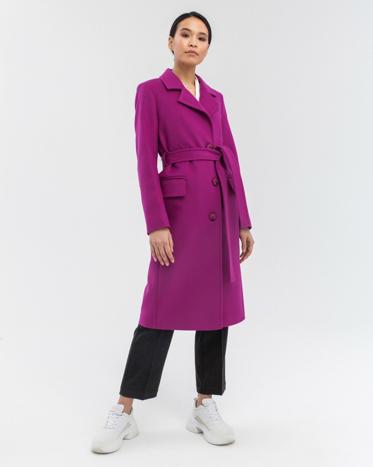 Пальто из плотной шерсти на подкладке. Модель прямого силуэта санглийским воротником и классической линией плеча, застегивается на пуговицы, дополнено двумя вместительными карманами с клапаном и поясом в тон изделия. Модель средней длины хорошо смотрится как на миниатюрных, так и на высоких девушках.

На модели размер XS
