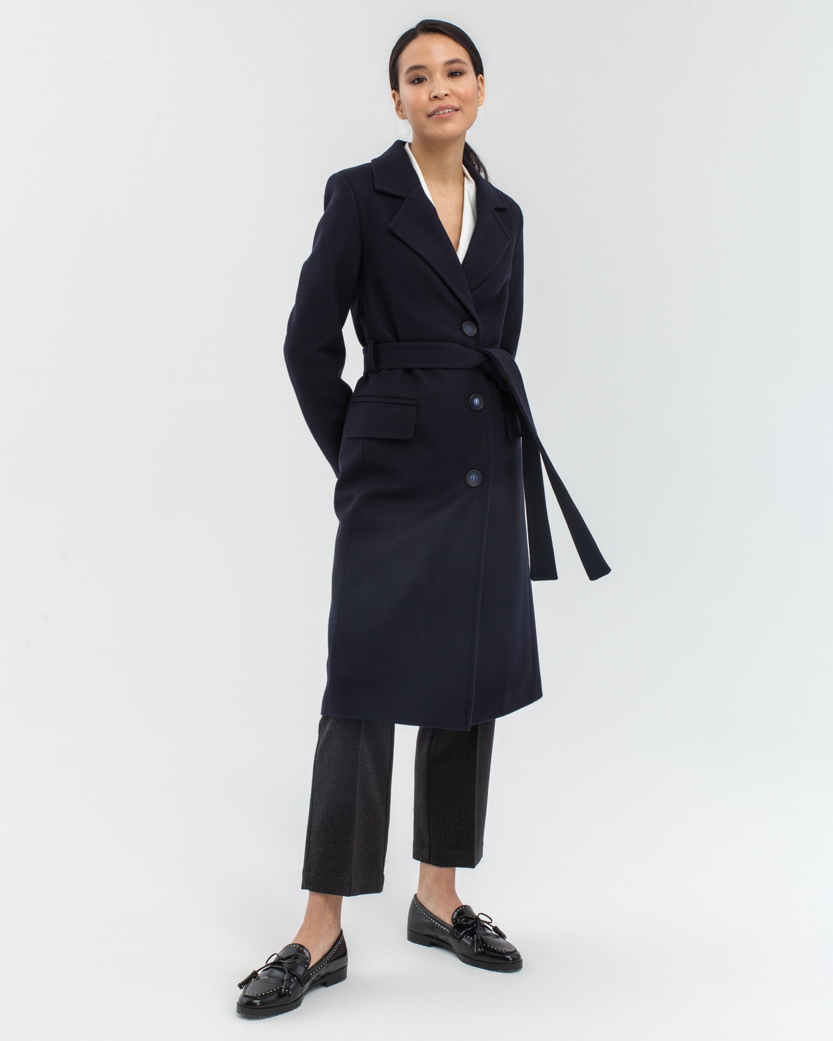Пальто прямого силуэта Olivia, цвет: темно-синий Allweneed Пальто из плотной шерсти на подкладке. Модель прямого силуэта санглийским воротником и классической линией плеча, застегивается на пуговицы, дополнено двумя вместительными карманами с клапаном и поясом в тон изделия. Модель средней длины хорошо смотрится как на миниатюрных, так и на высоких девушках.
На модели размер XS