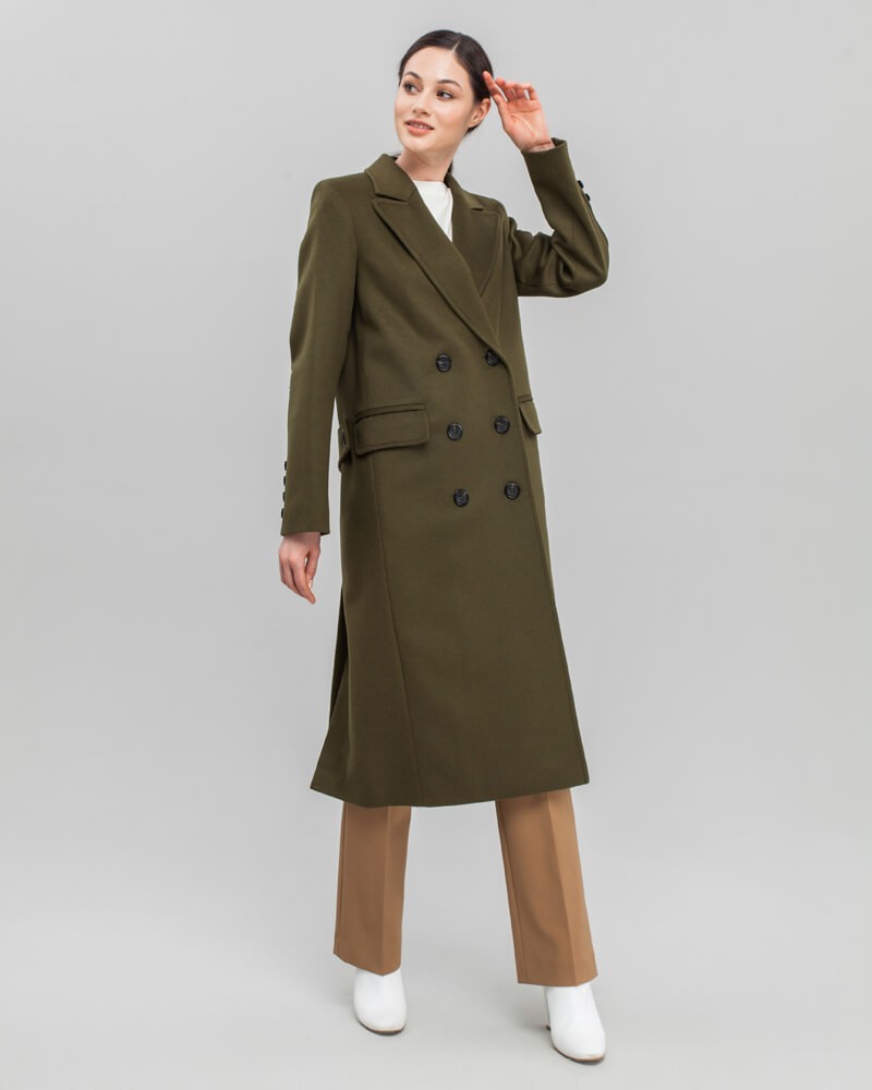 Двубортное пальто прямого кроя длины миди из плотной шерсти на подкладе с двумя шлицами. Доволнено хлястиком на спинке.
Структурированный силуэт пальто идеально подойдет для создания деловых образов на каждый день.

На модели размер XS