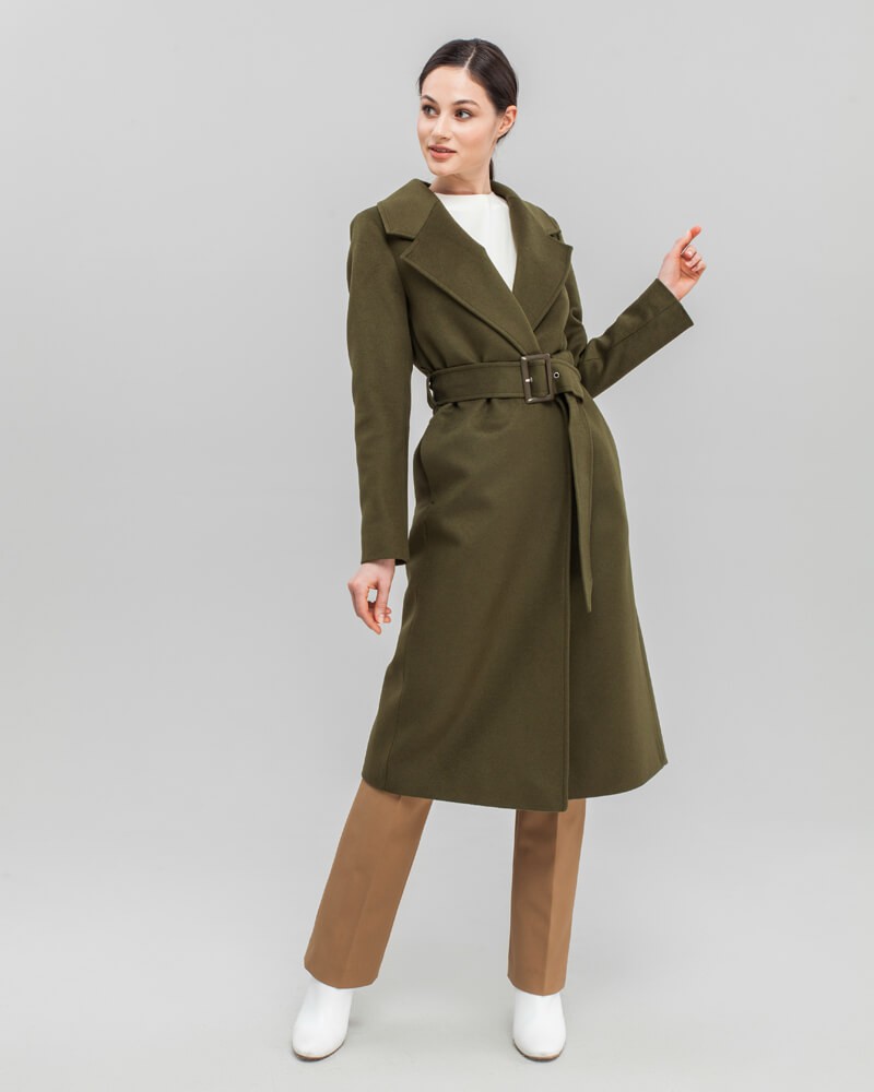 Утепленное пальто-халат с втачанным рукавом классической посадки и английским воротником. Дополнено поясом с пряжкой в тон изделия. Благодаря утонченному крою и утеплителю в подкладке с пальто можно создавать элегантные и женственные зимние образы.

Модель будет согревать вас до -10 градусов.

На модели размер XS