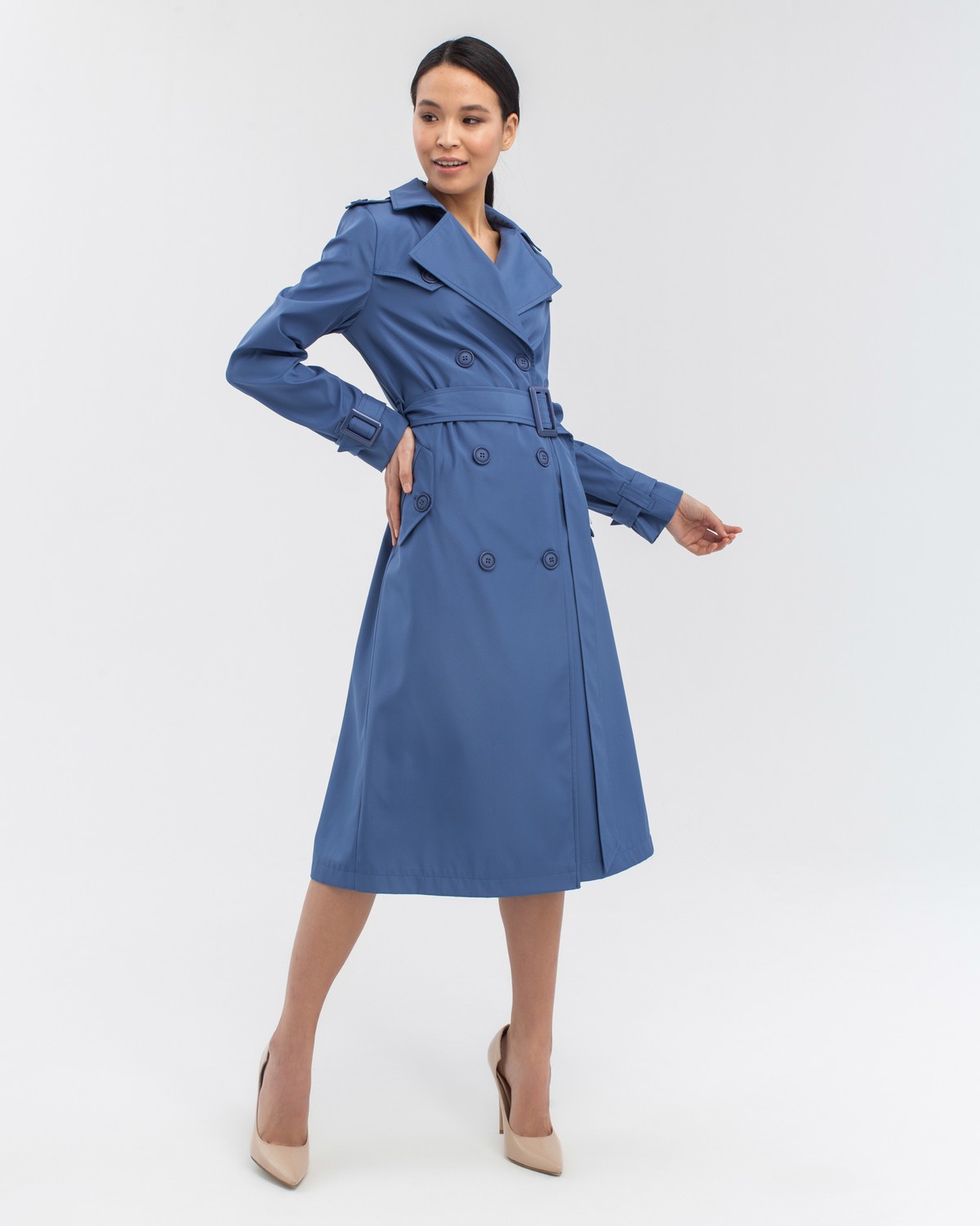 Тренч классической посадки с втачным плечом, дополнен поясом с фурнитурой в тон изделия. Незаменимая вещь для яркихпрогулок
