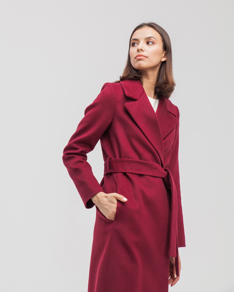 Пальто-халат Carrie NEW, цвет: винный Allweneed Пальто из плотной шерсти на подкладе. Модель прямого силуэта с английским воротником, классической линией плеча. Дополнено двумя вместительными втачными карманами и поясом из основного материала.
Женственный силуэт пальто и пояс, подчеркивающий талию, делает эту модель идеальным вариантом для любителей классики.
На модели размер XS
