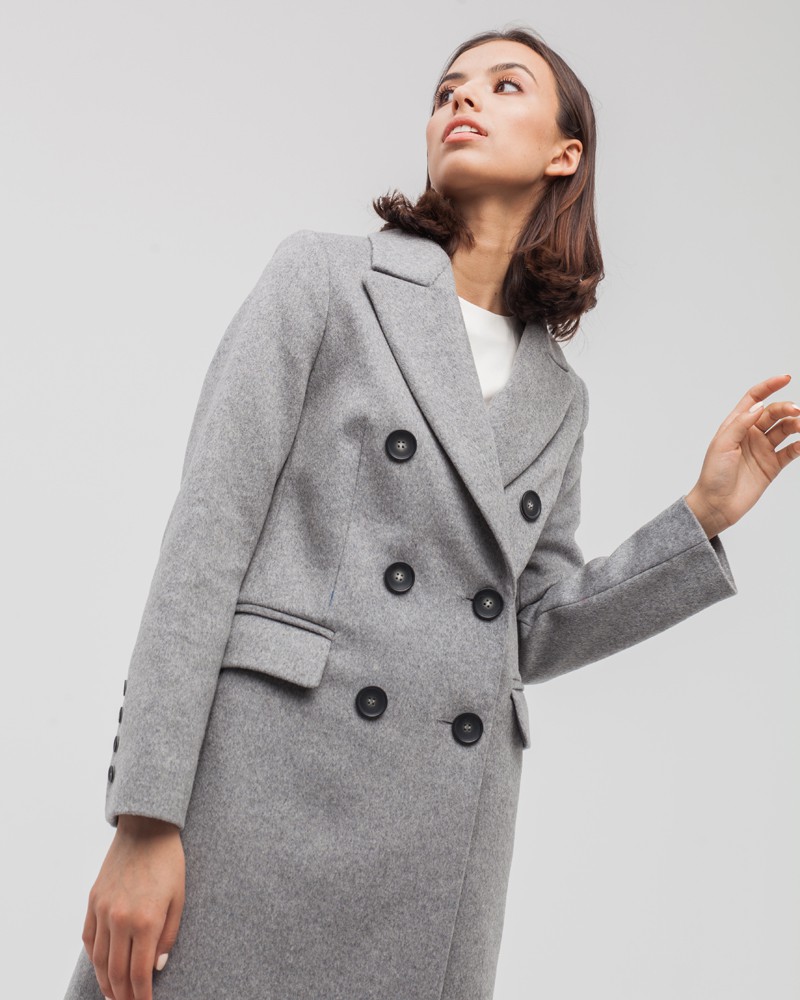 Пальто Blake двубортное укороченное, цвет: светлый серый меланж Allweneed Двубортное укороченное пальто из плотной шерсти с кашемиром. Модель имеет английский воротник, дополнена карманами с клапанами. Отличительная особенность данной модели - шлица по рукаву на 4 пуговицы. Пуговицы выкрашены вручную.
На модели размер XS