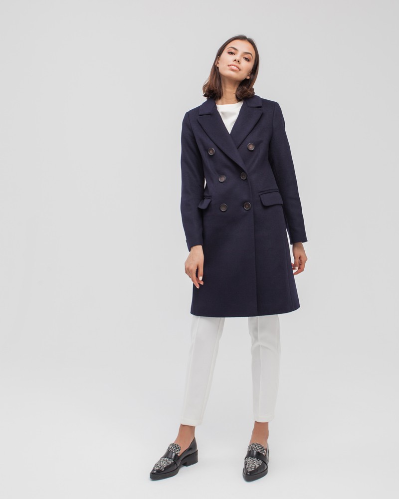 Пальто Blake двубортное укороченное, цвет: темно-синий Allweneed Двубортное укороченное пальто из плотной шерсти с кашемиром. Модель имеет английский воротник, дополнена карманами с клапанами. Отличительная особенность данной модели - шлица по рукаву на 4 пуговицы. Пуговицы выкрашены вручную.
На модели размер XS