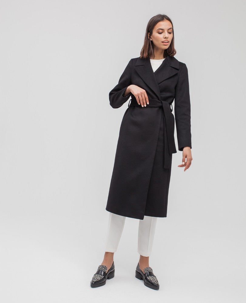 Пальто из плотной шерсти на подкладе. Модель прямого силуэта с английским воротником, классической линией плеча. Дополнено двумя вместительными втачными карманами и поясом из основного материала.
Женственный силуэт пальто и пояс, подчеркивающий талию, делает эту модель идеальным вариантом для любителей классики.

На модели размер XS