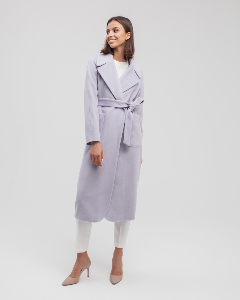 Пальто - Jaklin CO028, цвет: серый Allweneed Пальто-халат из плотной шерсти с кашемиром.Модель прямого силуэта с английским воротником, покрой рукава реглан.Пальто дополнено двумя вместительными накладными карманами, без фурнитуры, с поясом из основного материала.
На модели размер XS