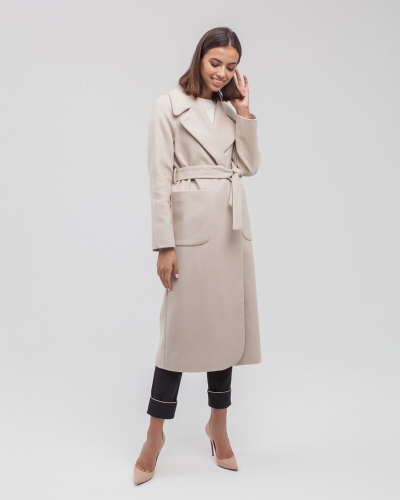 Пальто-халат из плотной шерсти с кашемиром.Модель прямого силуэта с английским воротником, покрой рукава реглан.Пальто дополнено двумя вместительными накладными карманами, без фурнитуры, с поясом из основного материала.

На модели размер XS