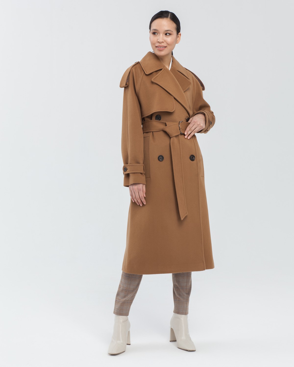 Пальто-тренч Silvia, цвет: кэмел Allweneed Двубортное пальто-тренч свободного кроя с застежкой на пуговицы. Дополнено поясом, пряжкой на манжетах и погонами в тон изделия. Модный силуэт оверсайз позволяет создавать дерзкие образы в стиле 80-х гг.
На модели размер XS