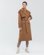 Пальто-тренч Silvia, цвет: кэмел Allweneed Двубортное пальто-тренч свободного кроя с застежкой на пуговицы. Дополнено поясом, пряжкой на манжетах и погонами в тон изделия. Модный силуэт оверсайз позволяет создавать дерзкие образы в стиле 80-х гг.
На модели размер XS