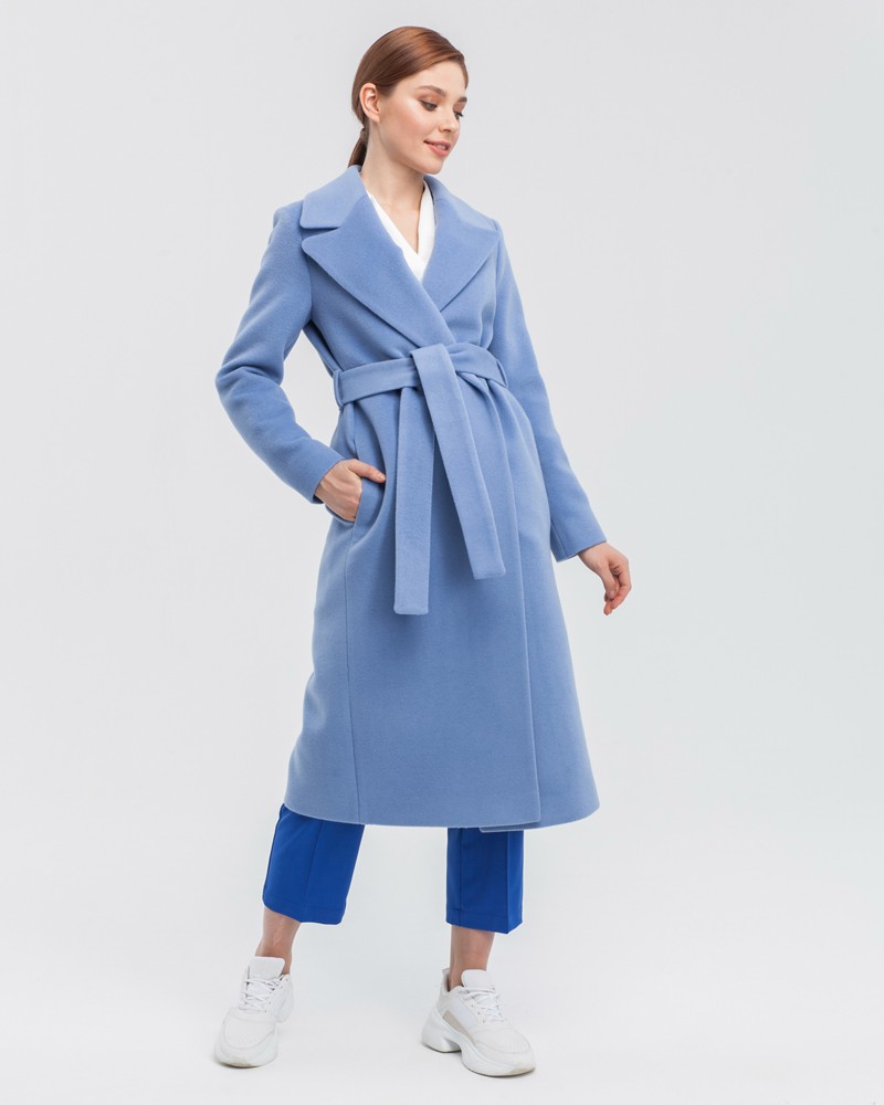 Пальто из плотной шерсти на подкладе. Модель прямого силуэта с английским воротником, классической линией плеча. Дополнено двумя вместительными втачными карманами и поясом из основного материала.
Женственный силуэт пальто и пояс, подчеркивающий талию, делает эту модель идеальным вариантом для любителей классики.

На модели размер XS