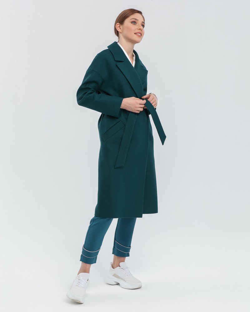 Пальто-халат Harvey со спущенным плечом, цвет: изумрудный Allweneed Пальто-халат из плотной шерсти с кашемиром. Модель прямого силуэтас английским воротником.Пальто дополнено двумя вместительными карманами,без застежки, с поясом из основного материала.
На модели размер XS