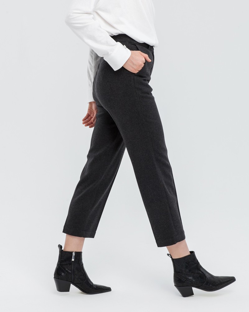 Прямые брюки из шерсти слегка укороченного силуэта с простроченными стрелками и посадкой на талии, элемент базового гардероба на осенне-зимний период. Прямой силуэт наиболее универсален и хорошо смотрится на всех типах фигур.