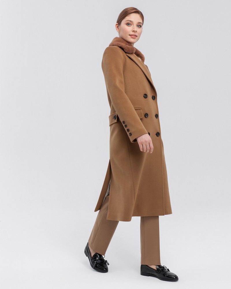 Пальто прямого кроя Christian с меховым воротником, цвет: кэмел Allweneed Двубортное пальто прямого кроя длины миди из плотной шерсти на подкладе с двумя шлицами. Дополнено хлястиком на спинке и воротничком из экомеха.
Структурированный силуэт пальто идеально подойдет для создания деловых образов на каждый день.
На модели размер XS