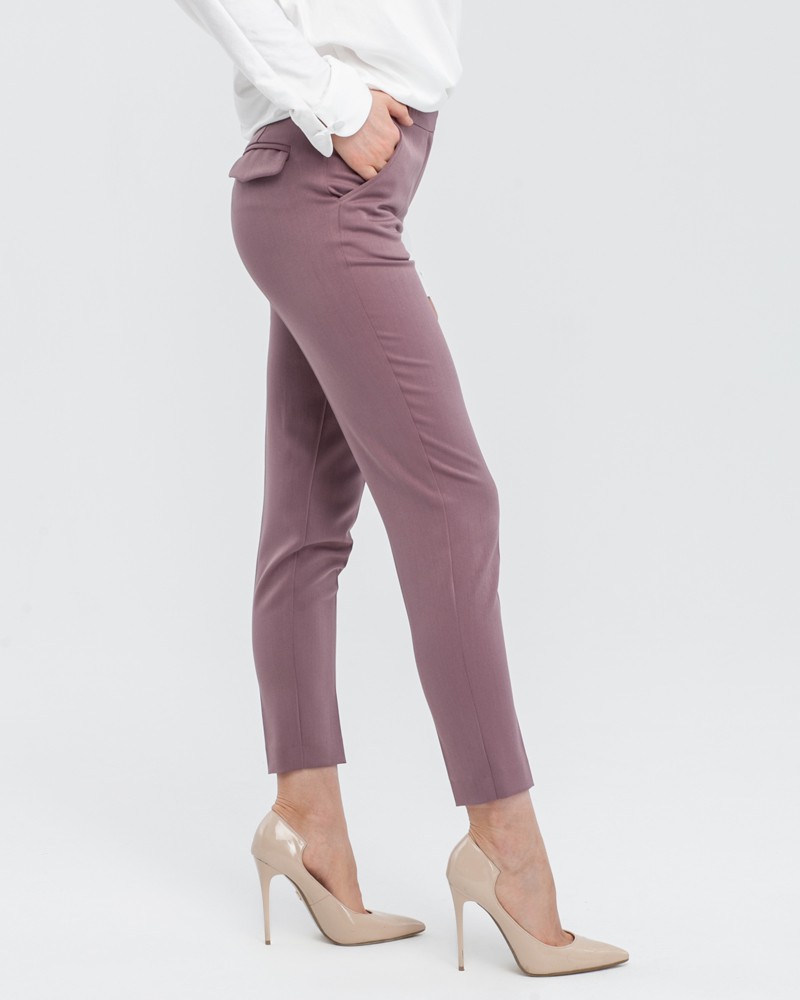 Зауженные к низу брюки полуприлегающего силуэта со средней посадкой и застежкой на молнию и крючки. Посадка на талии и стрелка визуально удлиняют ноги и делают ваш образ более собранным и элегантным.