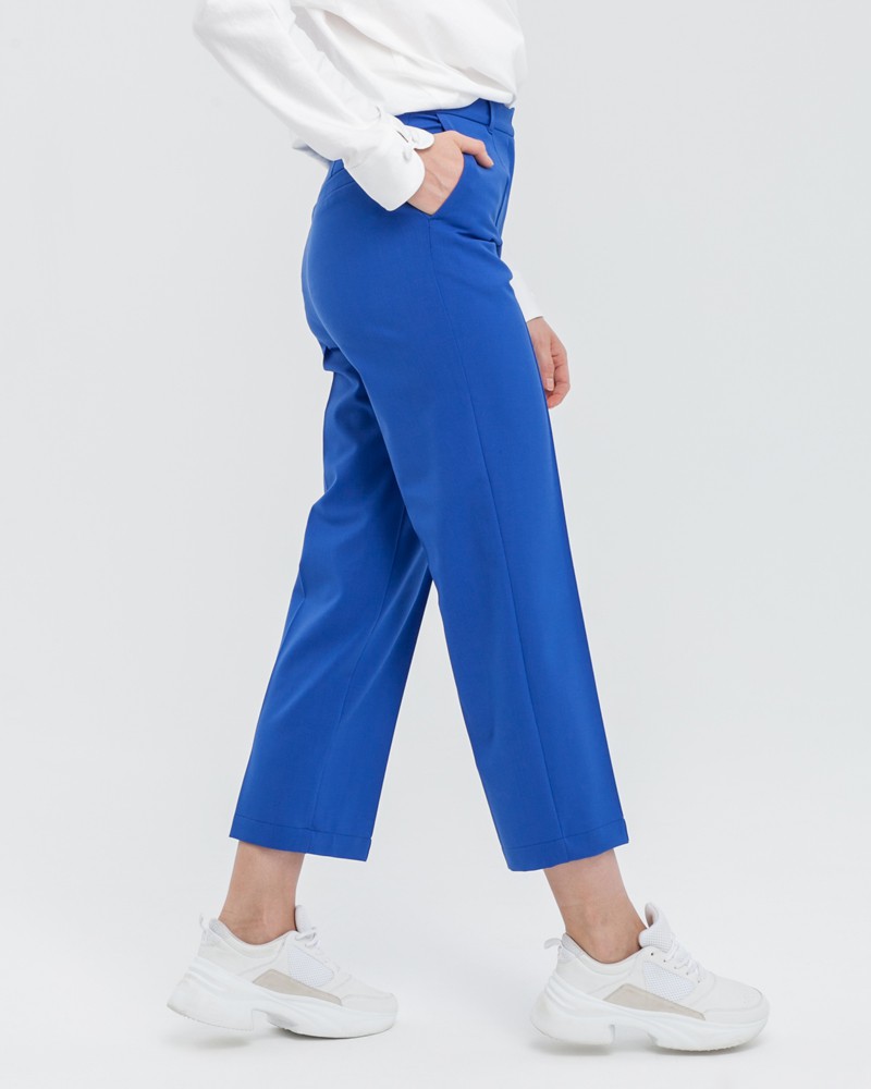 Прямые брюки из шерсти слегка укороченного силуэта с простроченными стрелками и посадкой на талии, элемент базового гардероба на осенне-зимний период. Прямой силуэт наиболее универсален и хорошо смотрится на всех типах фигур.