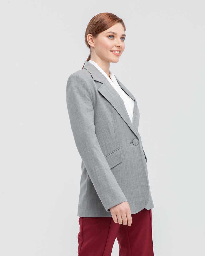 Жакет однобортный с обтяжной пуговицей, цвет: серый Allweneed Однобортный жакет прямого кроя с подплечниками дополнен клапанами на карманах и обтяжной пуговицей в тон. Массивные плечи создают создают современный слегка мужественный силуэт и подчеркивает женскую хрупкость.
На модели размер XS