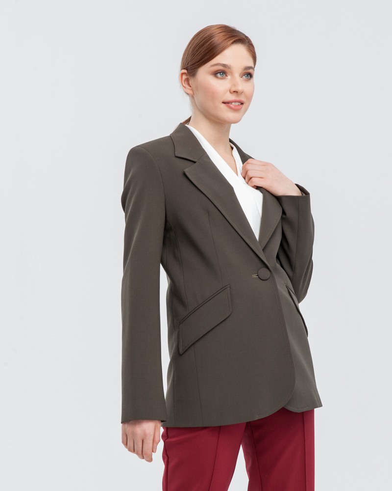Жакет однобортный с обтяжной пуговицей, цвет: хаки Allweneed Однобортный жакет прямого кроя с подплечниками дополнен клапанами на карманах и обтяжной пуговицей в тон. Массивные плечи создают создают современный слегка мужественный силуэт и подчеркивает женскую хрупкость.
На модели размер XS