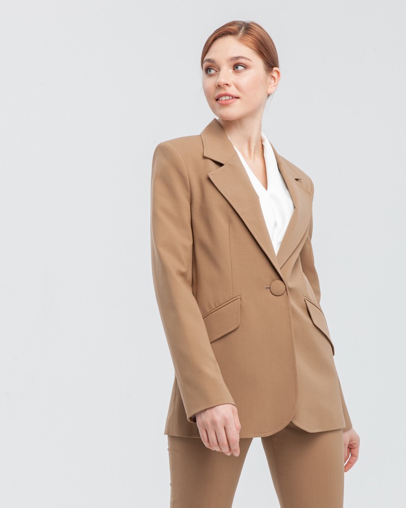 Однобортный жакет прямого кроя с подплечниками дополнен клапанами на карманах и обтяжной пуговицей в тон. Массивные плечи создают создают современный слегка мужественный силуэт и подчеркивает женскую хрупкость.


На модели размер XS