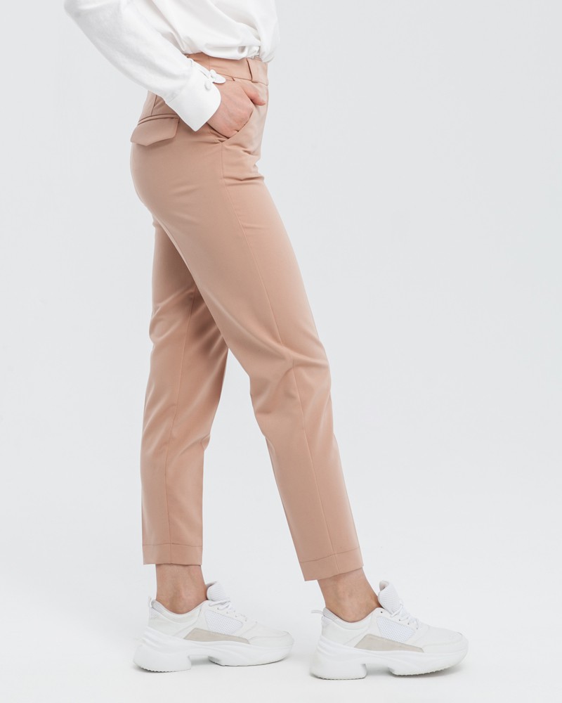 Зауженные к низу брюки полуприлегающего силуэта со средней посадкой и застежкой на молнию и крючки. Посадка на талии и стрелка визуально удлиняют ноги и делают ваш образ более собранным и элегантным.