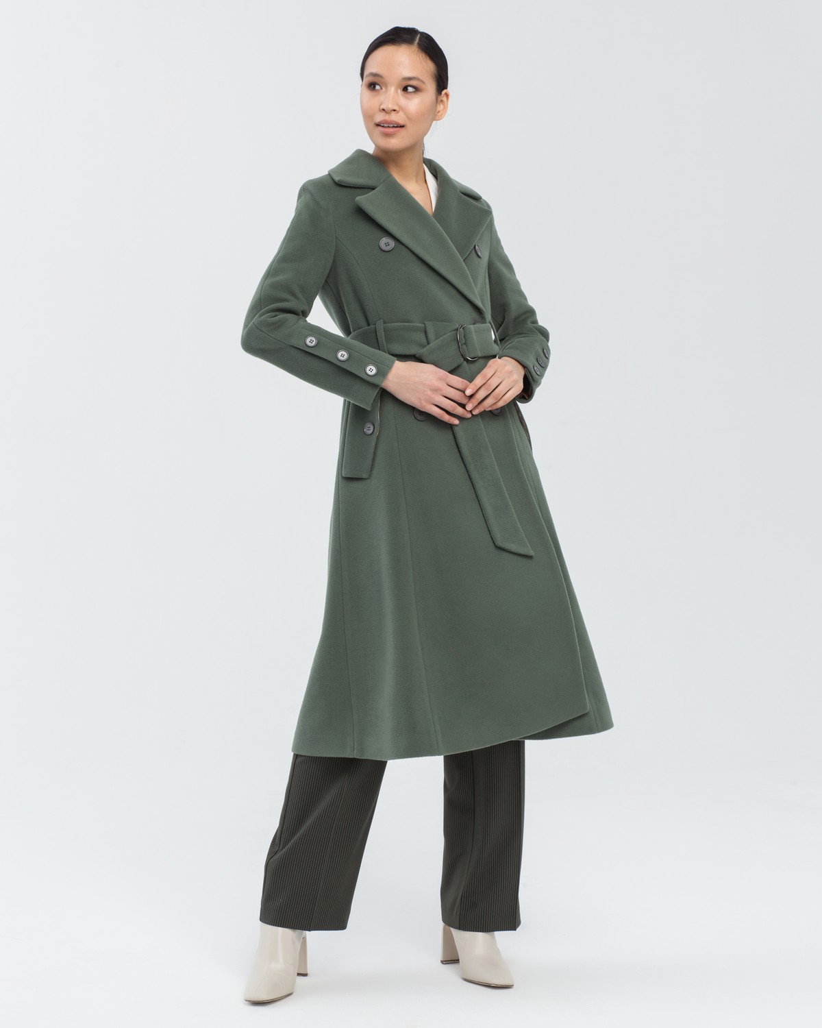 Пальто-тренч Ashlie формы-трапеция, цвет: оливковый Allweneed Пальто-тренч с втачанным рукавом классической посадки. Дополнено поясом из основного материала с металлической пряжкой и пуговицами в тон. За счет рельефов и формы трапеция, расширяющейся к низу, пальто создает женственный и утонченный силуэт.
На модели размер XS