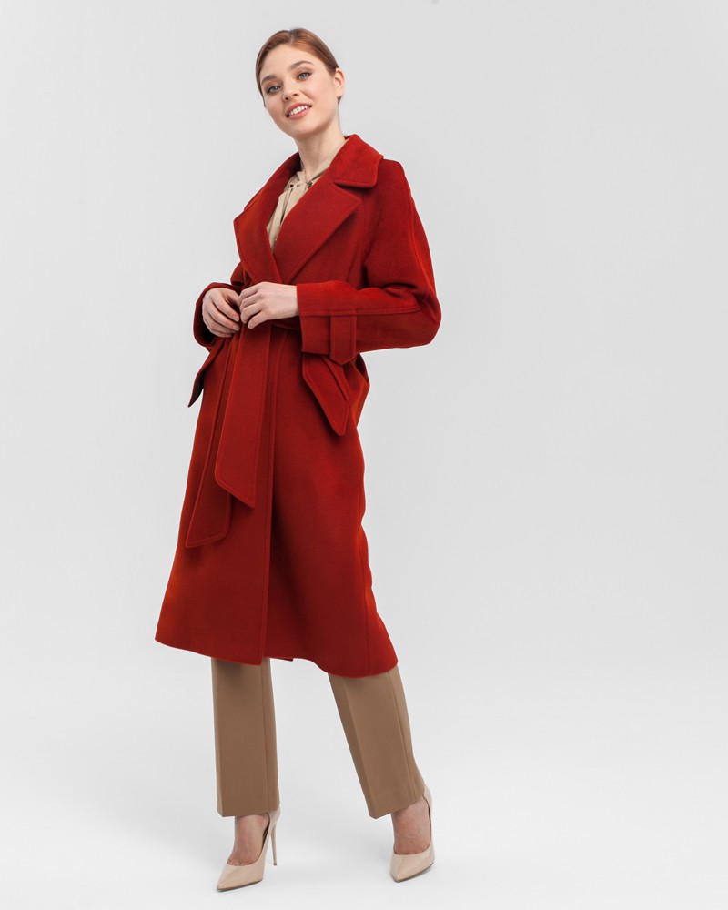 Пальто-халат с клапанами на карманах, рукавом реглан. Дополнено декоративными отстрочками и воротником-стойка с фигурным вырезом. Данная модель красиво подчеркивает женственные формы за счет пояса.

На модели размер XS