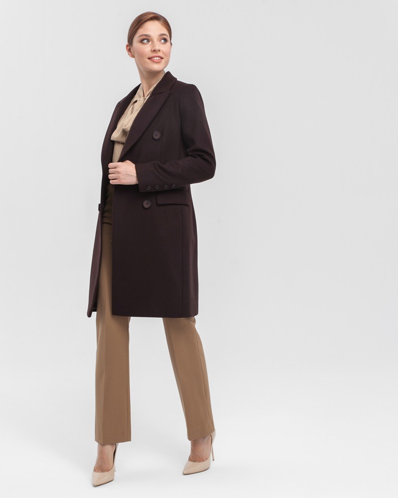 Пальто Blake двубортное укороченное, цвет: кофейный Allweneed Двубортное укороченное пальто из плотной шерсти с кашемиром. Модель имеет английский воротник, дополнена карманами с клапанами. Отличительная особенность данной модели - шлица по рукаву на 4 пуговицы. Пуговицы выкрашены вручную.
На модели размер XS