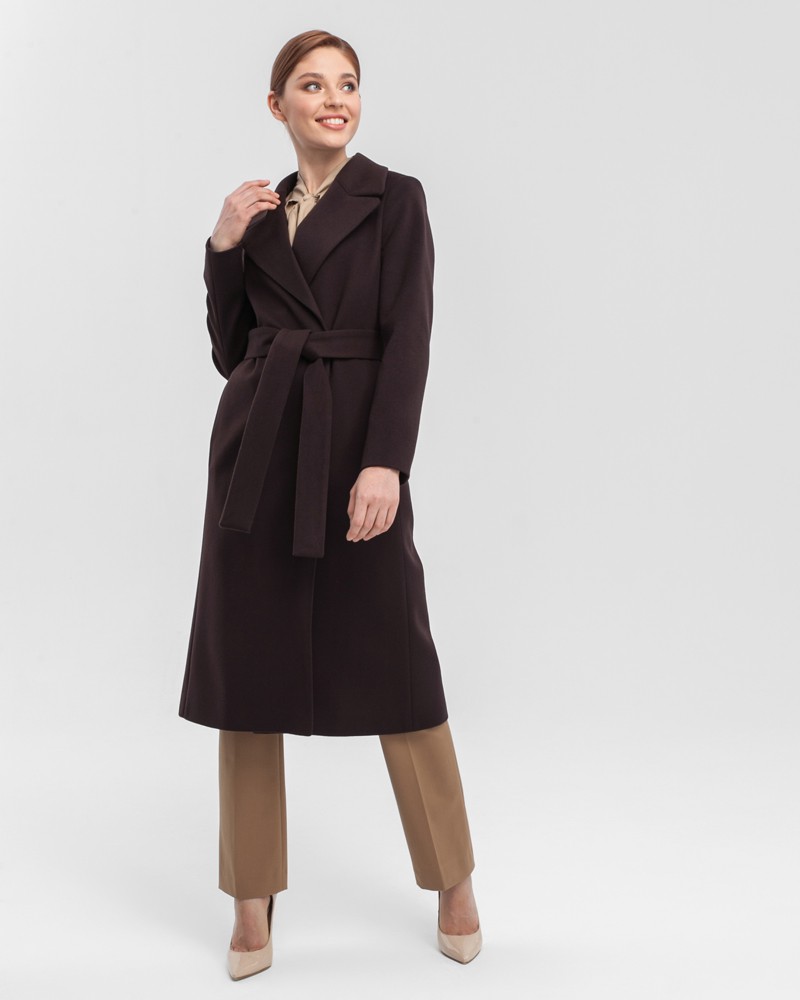 Пальто из плотной шерсти на подкладе. Модель прямого силуэта с английским воротником, классической линией плеча. Дополнено двумя вместительными втачными карманами и поясом из основного материала.
Женственный силуэт пальто и пояс, подчеркивающий талию, делает эту модель идеальным вариантом для любителей классики.

На модели размер XS