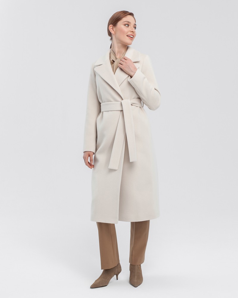 Пальто-халат Carrie NEW, цвет: светло-бежевый Allweneed Пальто из плотной шерсти на подкладе. Модель прямого силуэта с английским воротником, классической линией плеча. Дополнено двумя вместительными втачными карманами и поясом из основного материала.
Женственный силуэт пальто и пояс, подчеркивающий талию, делает эту модель идеальным вариантом для любителей классики.
На модели размер XS