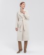Пальто-халат Carrie NEW, цвет: светло-бежевый Allweneed Пальто из плотной шерсти на подкладе. Модель прямого силуэта с английским воротником, классической линией плеча. Дополнено двумя вместительными втачными карманами и поясом из основного материала.
Женственный силуэт пальто и пояс, подчеркивающий талию, делает эту модель идеальным вариантом для любителей классики.
На модели размер XS