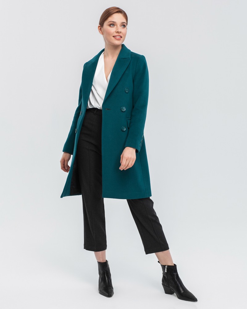 Двубортное укороченное пальто из плотной шерсти с кашемиром. Модель имеет английский воротник, дополнена карманами с клапанами. Отличительная особенность данной модели - шлица по рукаву на 4 пуговицы. Пуговицы выкрашены вручную.

На модели размер XS