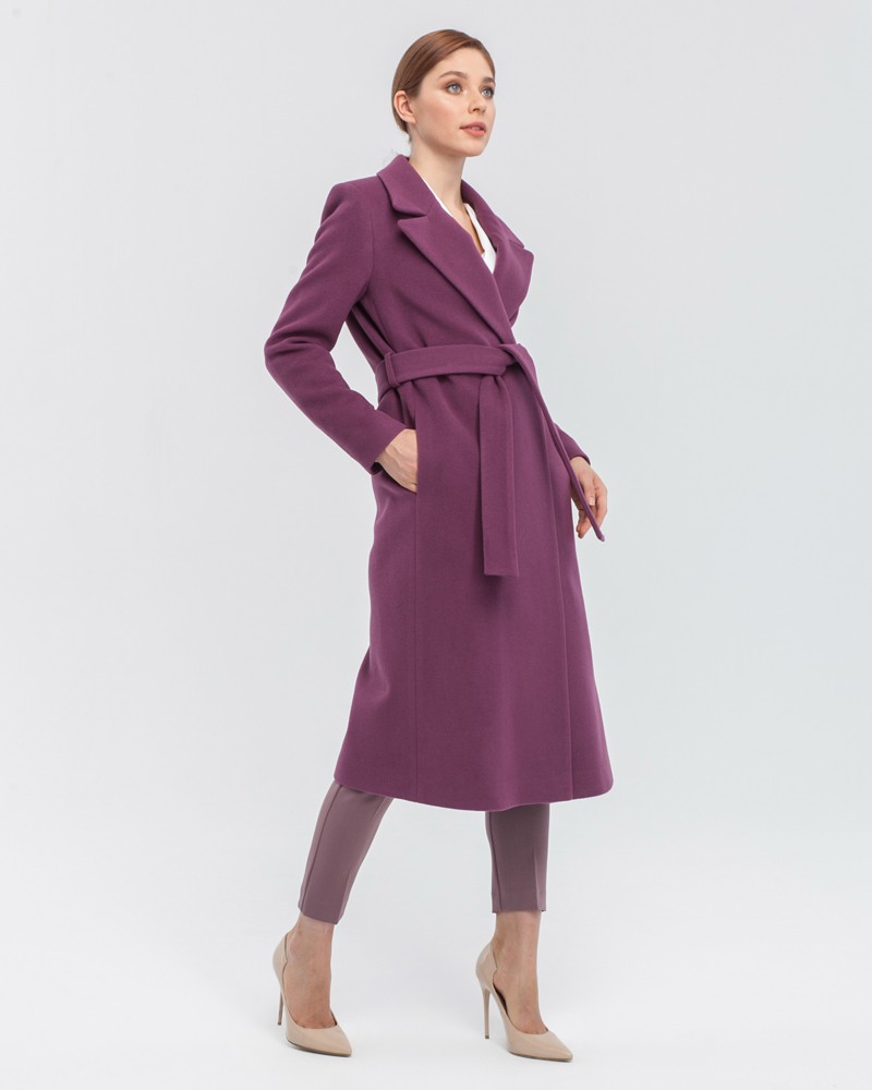 Пальто из плотной шерсти на подкладе. Модель прямого силуэта с английским воротником, классической линией плеча. Дополнено двумя вместительными втачными карманами и поясом из основного материала.
Женственный силуэт пальто и пояс, подчеркивающий талию, делает эту модель идеальным вариантом для любителей классики.

На модели размер XS
