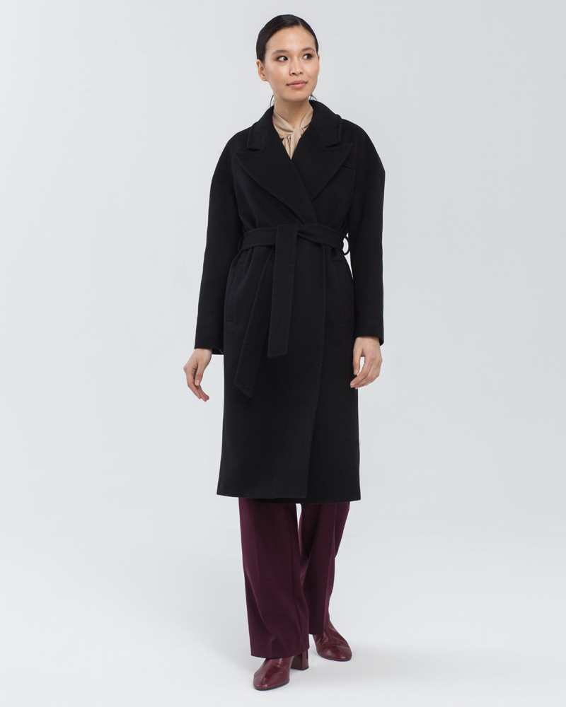 Пальто-халат с английским воротником и спущенной линией плеча дополнено поясом в тон изделия и карманом на груди. Особенность данной модели-отделка с имитацией ручного стежка. Подчеркивает мягкую фактуру ткани и делает образ более интересным.

На модели размер XS
