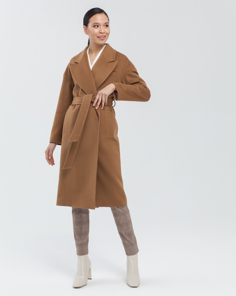 Пальто-халат Lily с имитацией ручного стежка, цвет: кэмел Allweneed Пальто-халат с английским воротником и спущенной линией плеча дополнено поясом в тон изделия и карманом на груди. Особенность данной модели-отделка с имитацией ручного стежка. Подчеркивает мягкую фактуру ткани и делает образ более интересным.
На модели размер XS