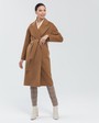 Пальто-халат Lily с имитацией ручного стежка, цвет: кэмел Allweneed Пальто-халат с английским воротником и спущенной линией плеча дополнено поясом в тон изделия и карманом на груди. Особенность данной модели-отделка с имитацией ручного стежка. Подчеркивает мягкую фактуру ткани и делает образ более интересным.
На модели размер XS