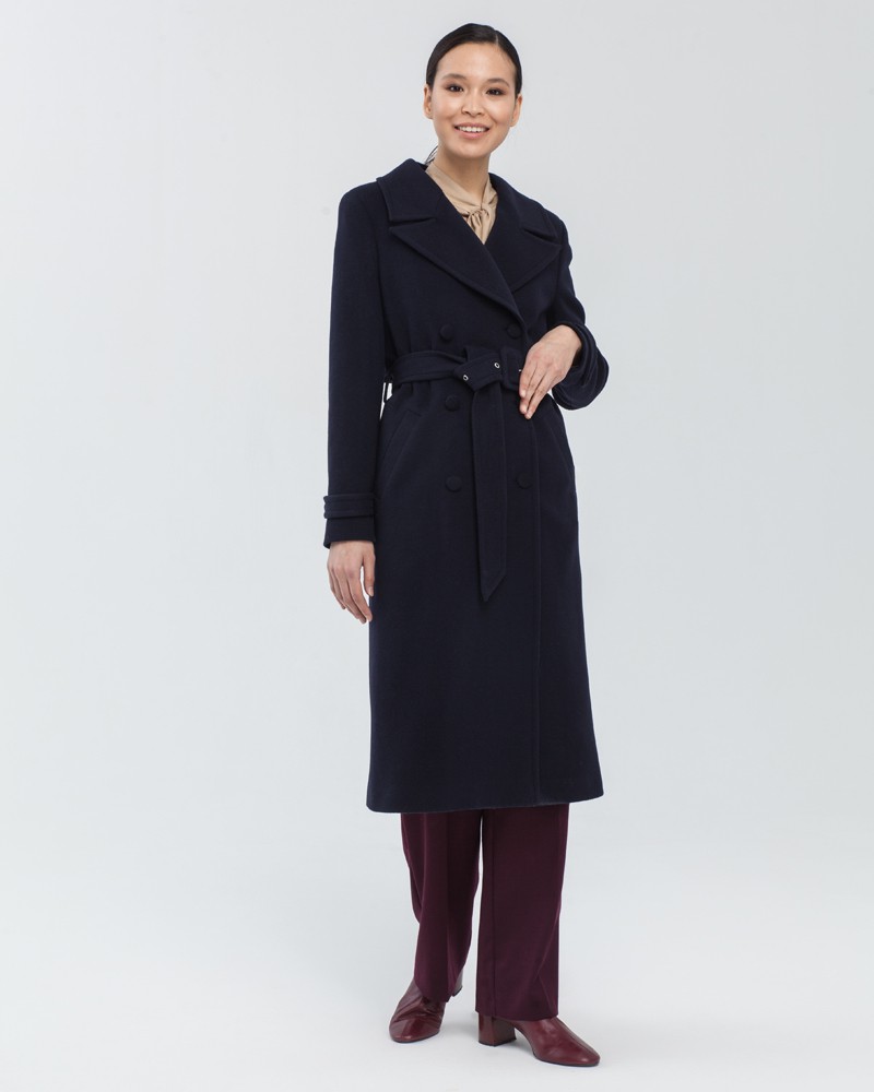 Пальто-тренч классической посадки Dandy NEW, цвет: темно-синий Allweneed Пальто-тренч классической посадки по фигуре с втачанным рукавом. Дополнено кокеткой на спинке, поясом с обтяжной пряжкой и пуговицами в тон изделия. Модель-бестселлер в стиле милитари разнообразит гардероб и внесёт долю дерзости в повседневные образы.
На модели размер XS