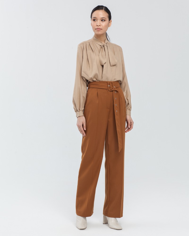 Широкие прямые брюки с посадкой на талии. Дополнены длинным поясом в тон изделия с обтяжной пряжкой. Свободный крой и структурированный силуэт позволяет создавать не только деловые, но и расслабленные повседневные образы.

На модели размер XS