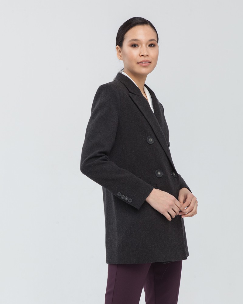 Прямой двубортный жакет послужит удачным дополнением не только к деловым нарядам, но и к повседневным образам.Незаменимый элемент базового гардероба, который легко сочетать с брюками, юбками, платьями и денимом.