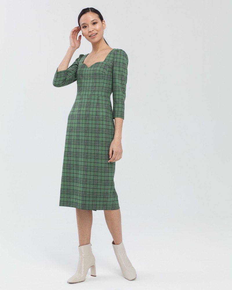 Платье-футляр длины миди с вырезом в форме сердца и пышными рукавами. Формирует силуэт песочные часы и подчеркивает тонкую талию.