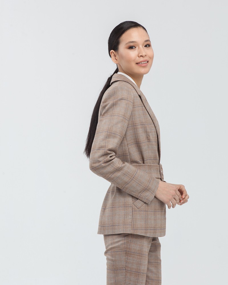 Жакет однобортный с поясом, цвет: бежевая клетка Allweneed Слегка приталенный однобортный жакет с застежкой на две пуговицы и клапанами на карманах. Дополнен широким поясом с обтяжной пряжкой в тон изделия и обтяжными пуговицами. Широкий пояс подчеркнет тонкую талию и сформирует силуэт песочные часы