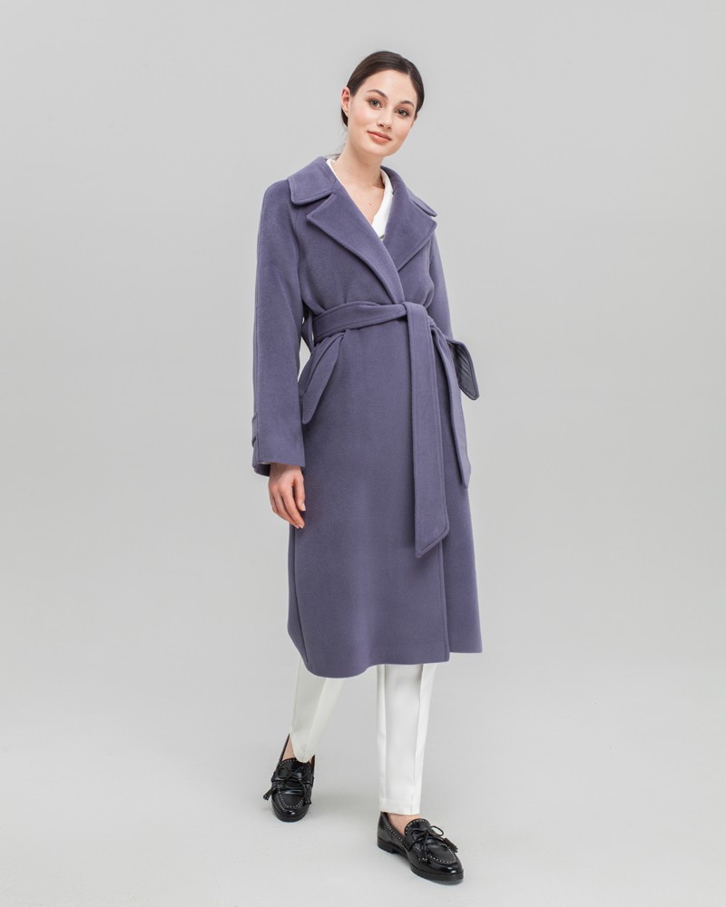 Пальто-халат Flora с рукавом реглан, цвет: лаванда Allweneed Пальто-халат с клапанами на карманах, рукавом реглан. Дополнено декоративными отстрочками и воротником-стойка с фигурным вырезом. Данная модель красиво подчеркивает женственные формы за счет пояса.
На модели размер XS