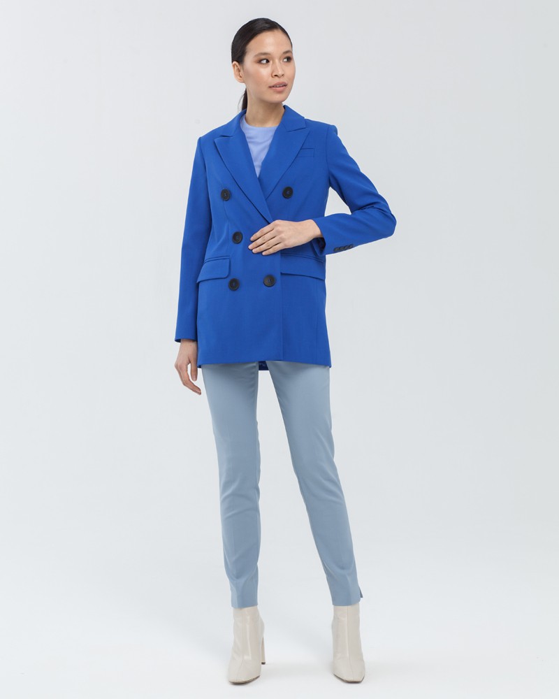 Жакет JA004-1, цвет: синий Allweneed Прямой двубортный жакет послужит удачным дополнением не только к деловым нарядам, но и к повседневным образам.Незаменимый элемент базового гардероба, который легко сочетать с брюками, юбками, платьями и денимом.