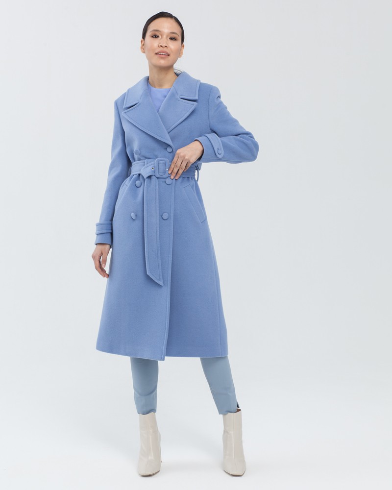 Пальто-тренч классической посадки Dandy NEW, цвет: голубой Allweneed Пальто-тренч классической посадки по фигуре с втачанным рукавом. Дополнено кокеткой на спинке, поясом с обтяжной пряжкой и пуговицами в тон изделия. Модель-бестселлер в стиле милитари разнообразит гардероб и внесёт долю дерзости в повседневные образы.
На модели размер XS