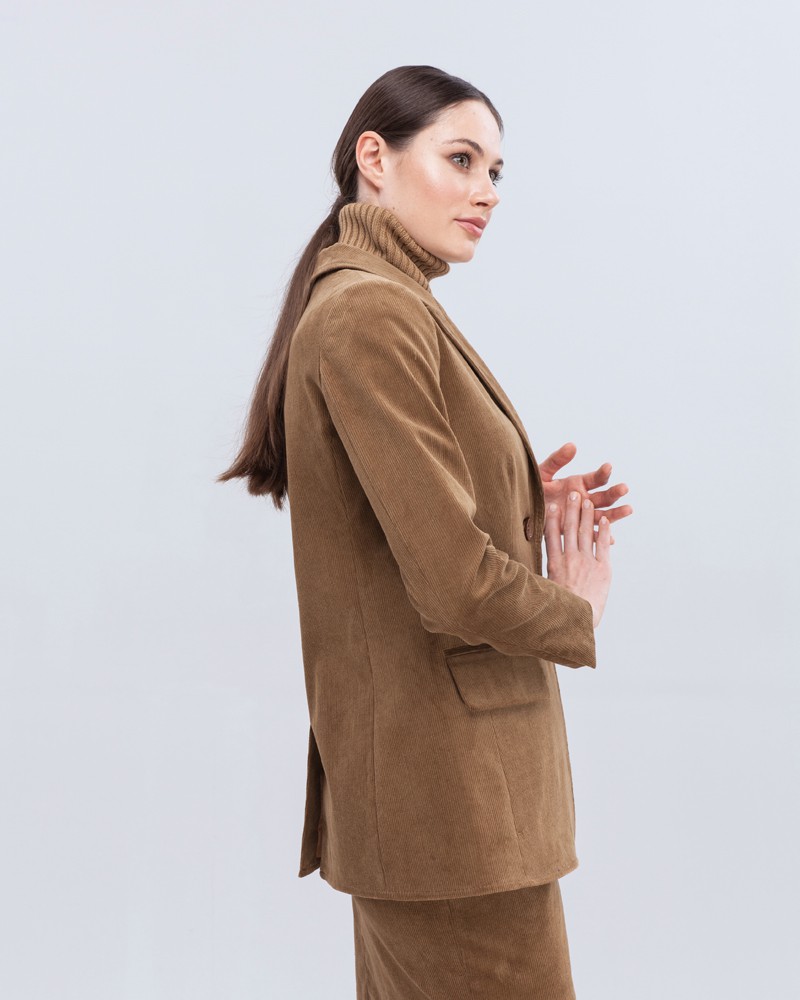 Прямой однобортый жакет с застежкой на две пуговицы. Дополнен клапанами на карманах. Незаменимая база современного кроя, которая впишется в любой гардероб.